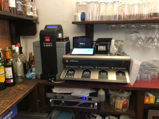 Instalación-de-CashGuard-en-marisquería-La-Almadraba-Telsystem-distribuidor-oficial Instalación-de-CashGuard-en-marisquería