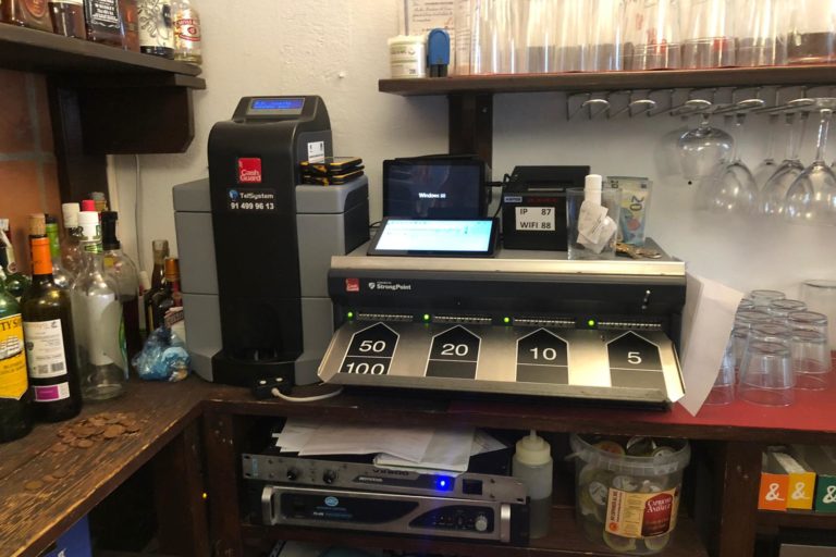 Instalación-de-CashGuard-en-marisquería-La-Almadraba-Telsystem-distribuidor-oficial Instalación-de-CashGuard-en-marisquería