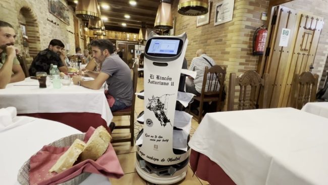 Mejora la experiencia de tus clientes con nuestros robots camareros para hostelería