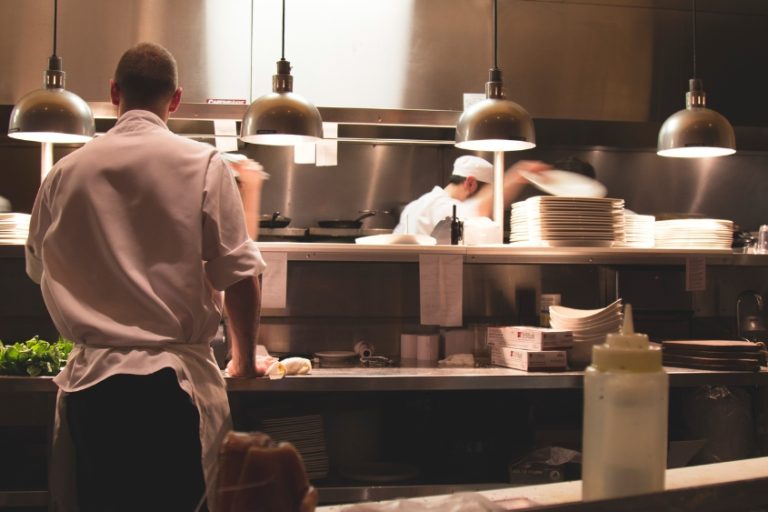 Digitaliza la cocina de tu restaurante con un monitor de cocina
